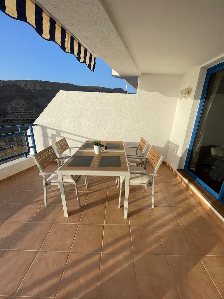 Sunny Seaview Modern apt - Pool and Beach Access