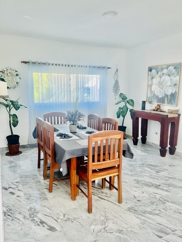 2 Minutes Walk to Beach Huge 3 bdrm Condo with Pool