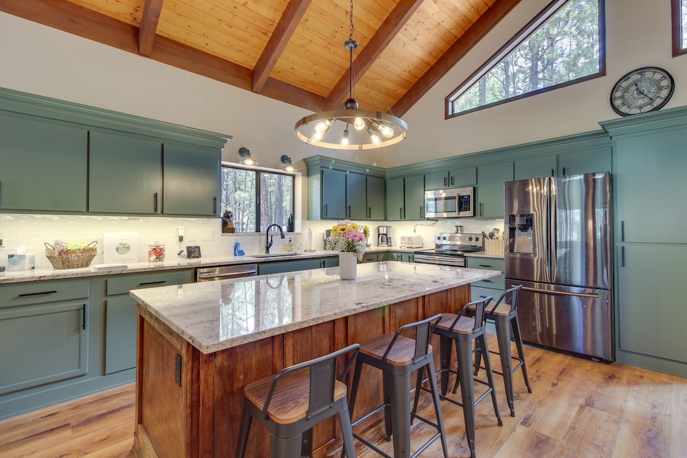 Game Room, Fire Pit, Deck: Remodeled Pinetop Cabin