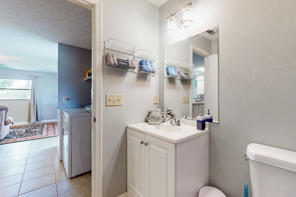 1 BR Guesthouse w/ Full Kitchen & Lake View