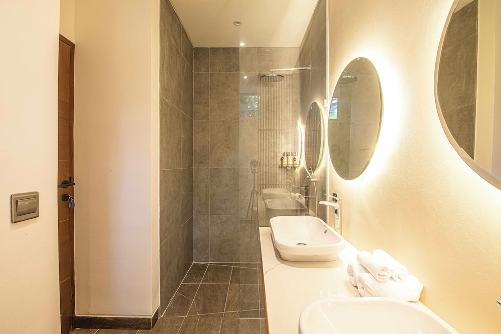 Opulent 5BR Modern Villa 400m From the Ocean