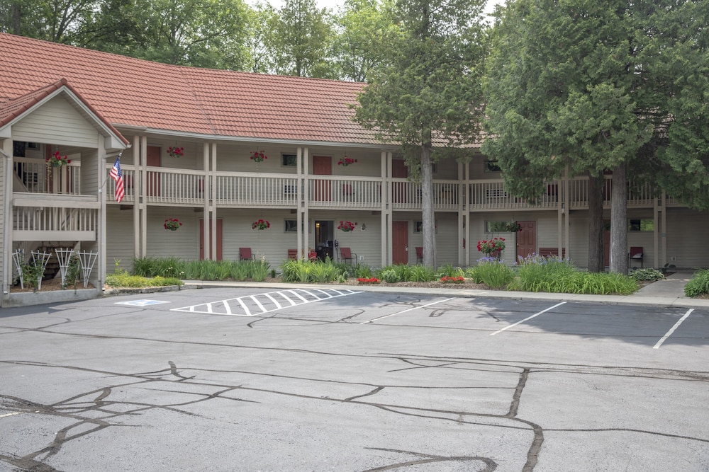 Hotel Ridges Inn & Suites
