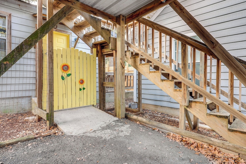 Cozy Couple's Cottage w/ View Near Canyon Lake!