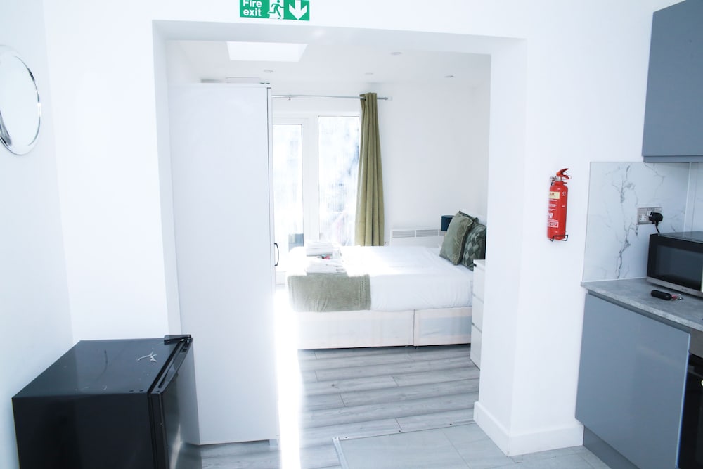 Stunning 1-bed Apartment in Harrow With Parking view 3