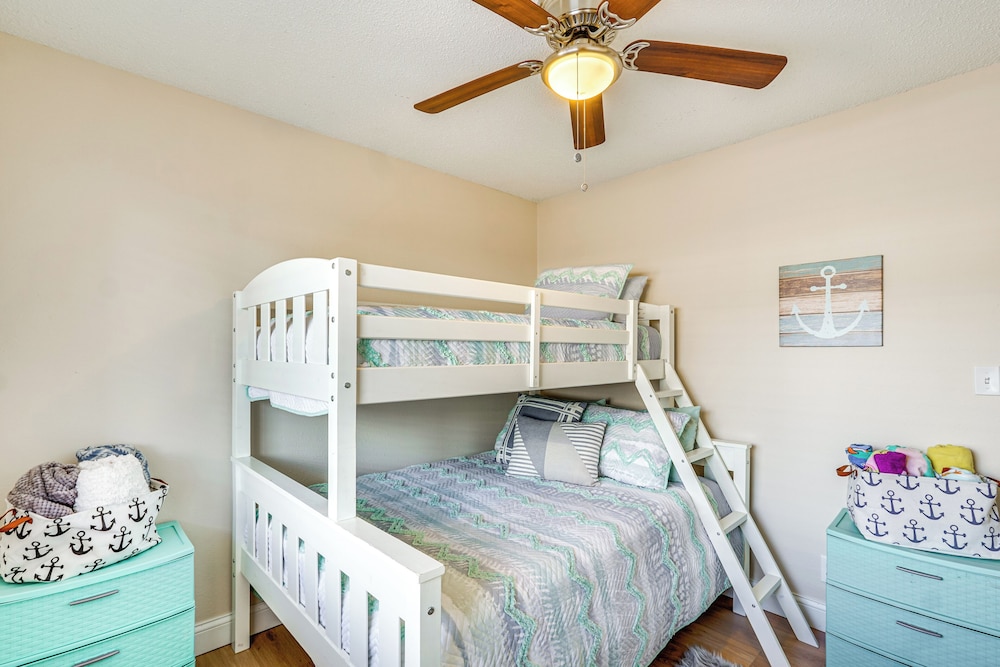 Lake & Pool Access: Lazy Days Condo w/ Balcony!