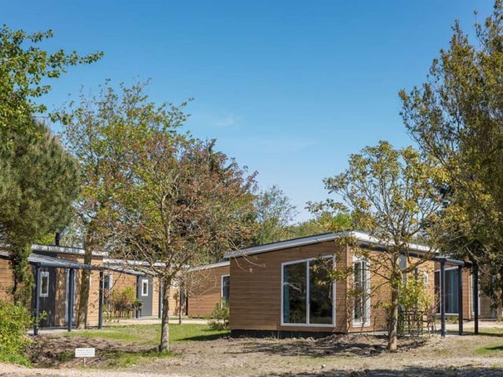 Chalet in Vrouwenpolder Near Banjaard Beach