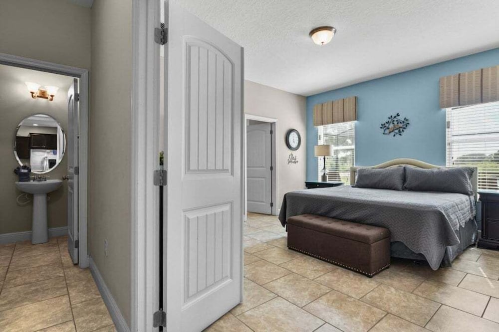 Spacious 5-Bedroom Resort Pool Home with Lake View 5 Villa
