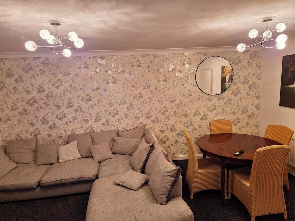 3 Bed House - Sleeps 6 - Parking - Wifi