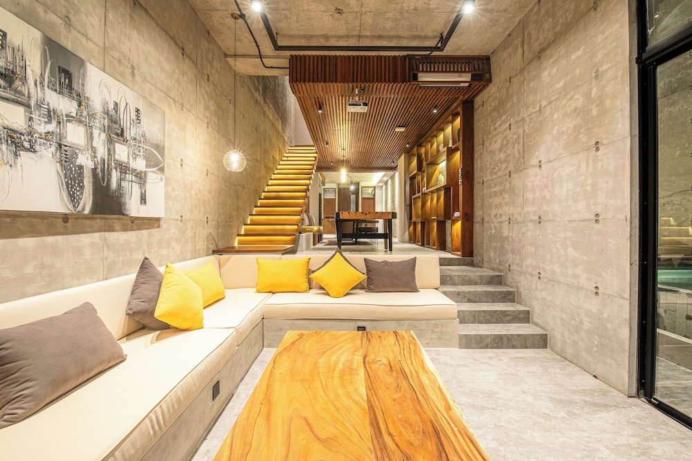 Modern 4BR Canggu Retreat Just 8mins to the Beach