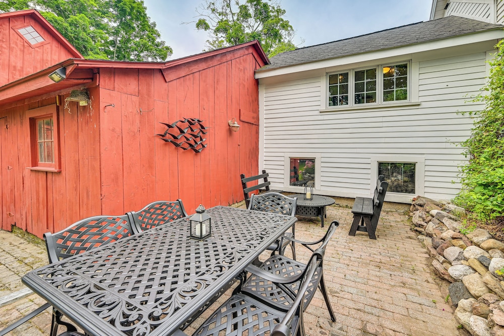 Historic Farmhouse Near Mountains & Colleges!