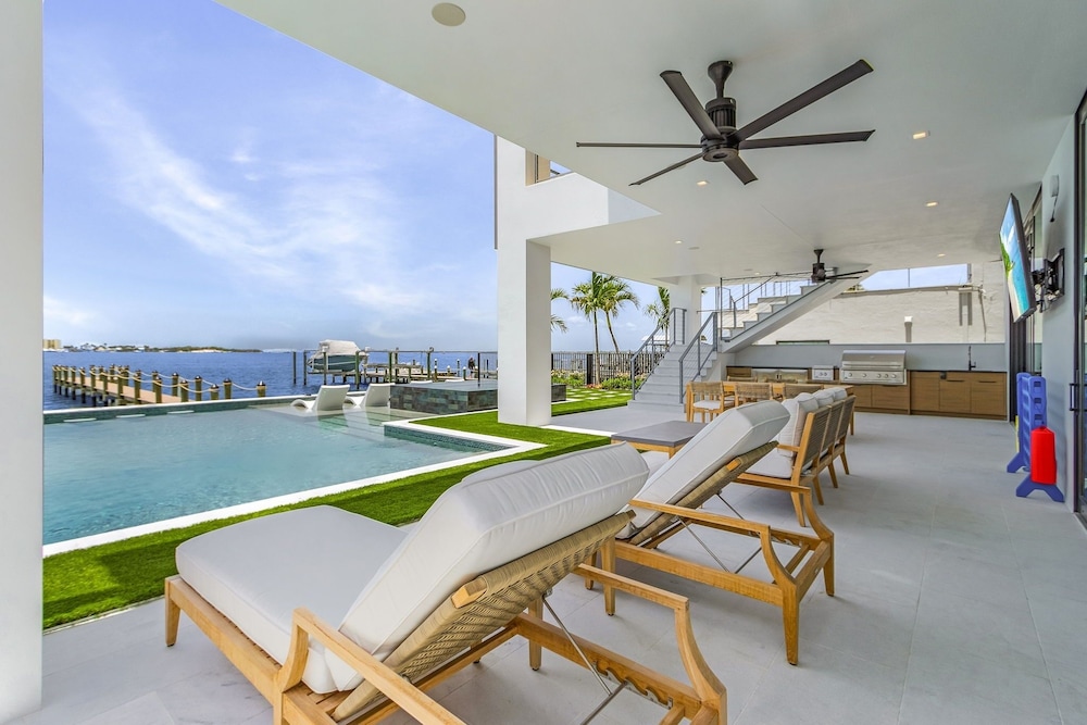 793 Shoreline Estate: 6bd/6br, Luxurious Pool Home On The Water! 6 Bedroom Home