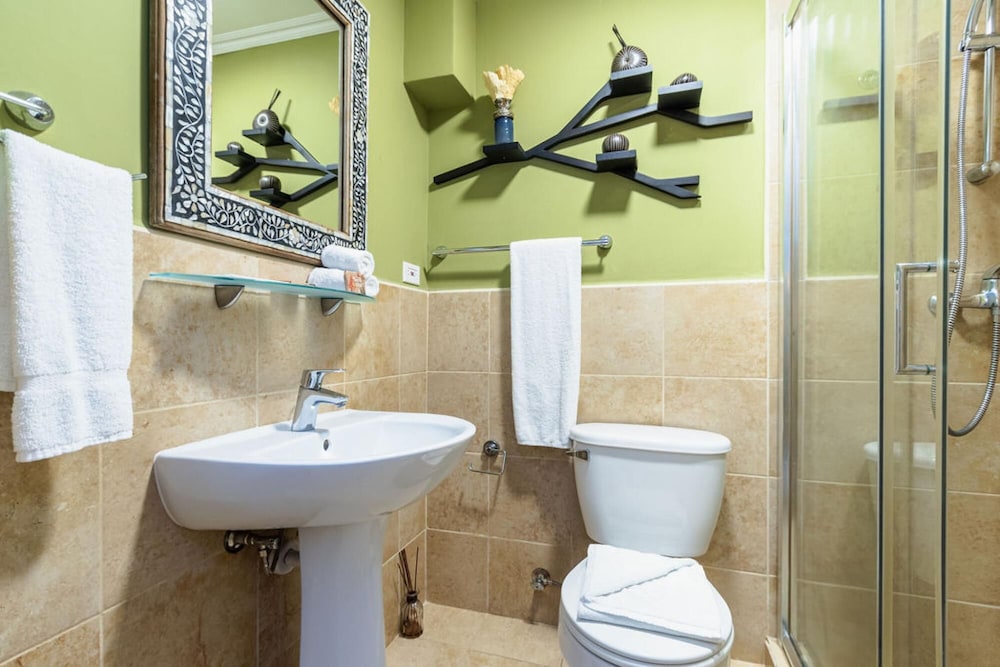 2BR 3BA Town Home w GYM Tennis Courts Pools