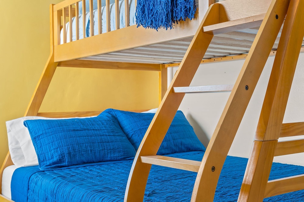 Dallas Retro House King Bed Backyard