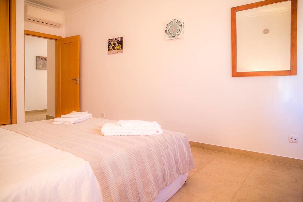 A04 - Large Modern 1 bed Apartment with pool by DreamAlgarve