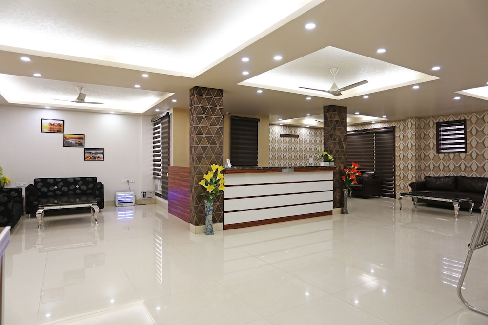 OYO TOWNHOUSE 460 H C Grand