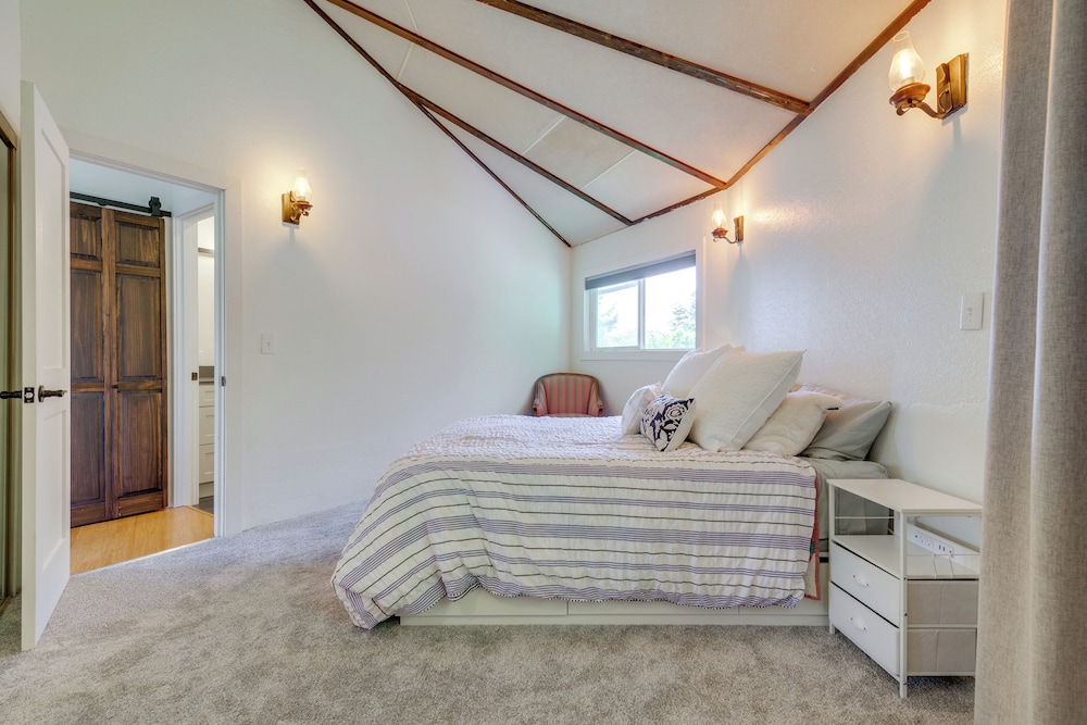 Spacious Deck w/ Ocean View: Puget Sound Gem!