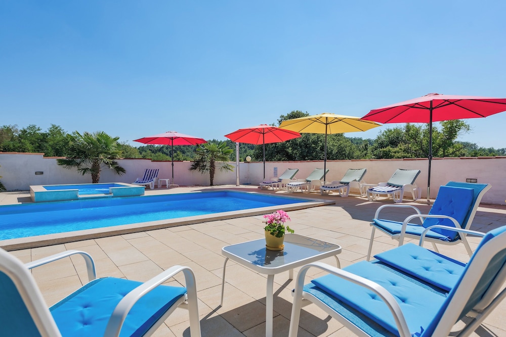Family home with hydromassage pool & fun activities