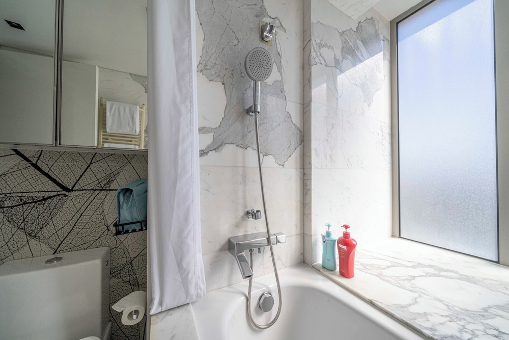 Tyms 2BR 1BA Apt Xujiahui Metro