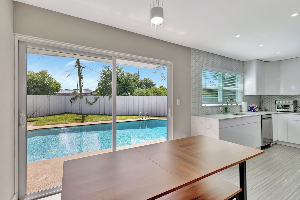 Sunshine Villa w/ Private Pool