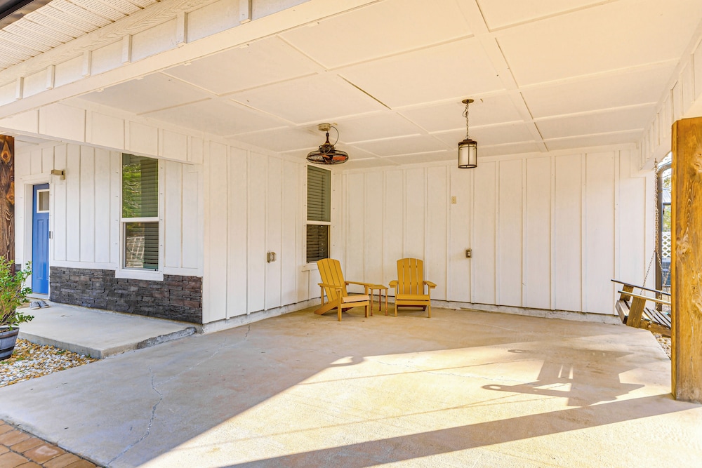 6 Mi to Navarre Beach: Spacious Family Retreat!