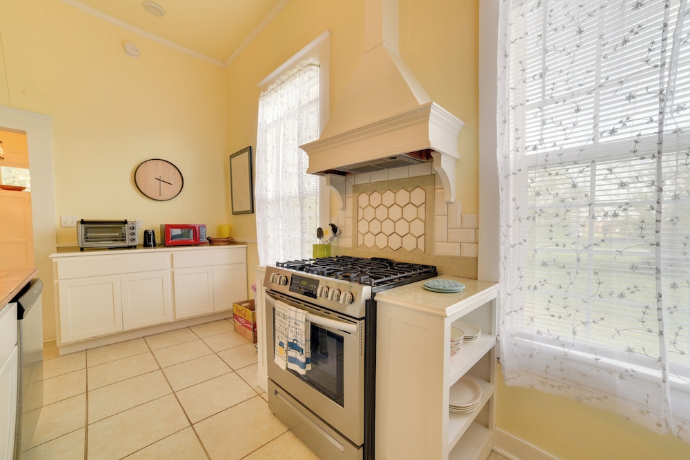 Thomasville Vacations - Cozy Thomasville Cottage - Walk to Downtown! - Property Image 3