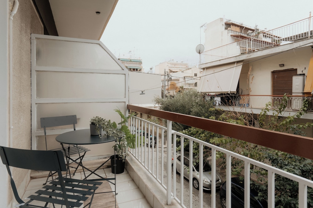 Cozy Apartment in Athens With Balcony, 5 Minutes To Metro