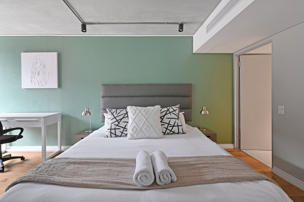 Two Bedroom Green Point Rooftop Pool BBQ