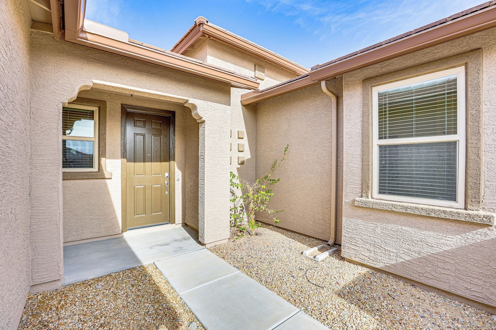 Outdoor Oasis in Goodyear: Stay & Play!