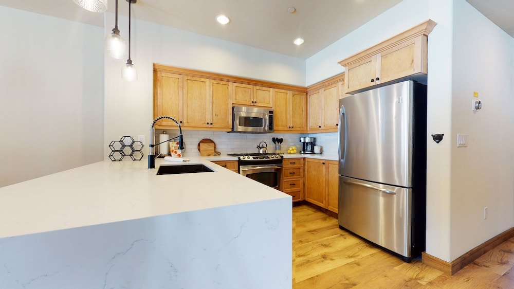 Woodwinds 1265 Luxury Townhouse, Private Hot Tub, 2 Car Garage by RedAwning view 3