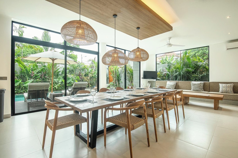 Luxury 5BR Retreat, 400m From Café Del Mar Shore