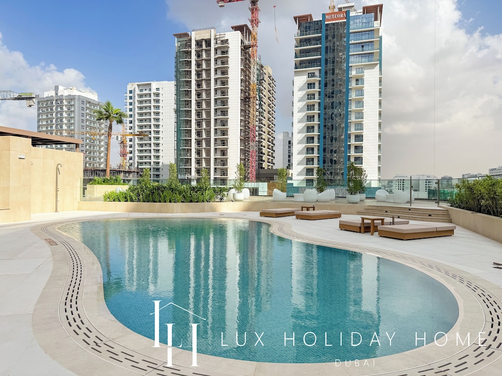 LUX The Phantom Sky Pool Suite