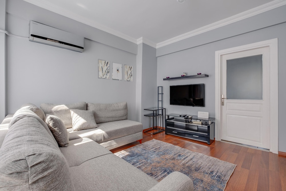 Central Flat w Balcony 5 min to Ortakoy Square