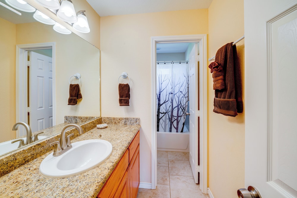 Sunrise Cove RC Llc: Lakefront Home w/ 2 Casitas!