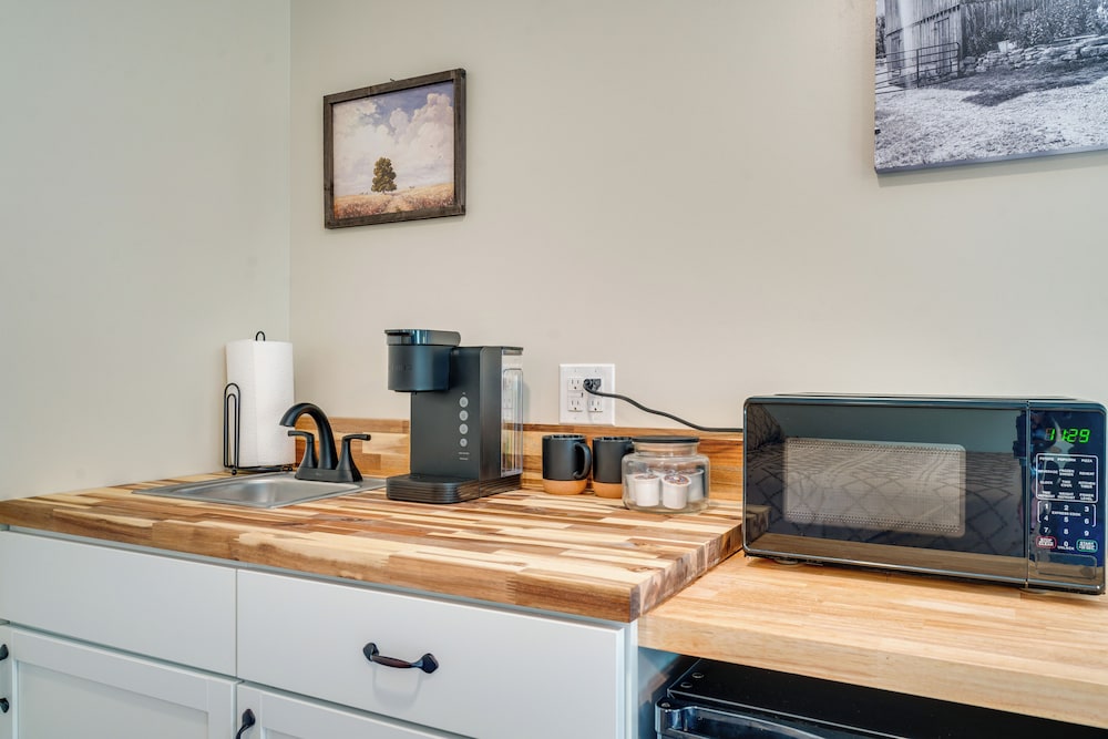 Studio Stay w/ Deck in Missouri Wine Country