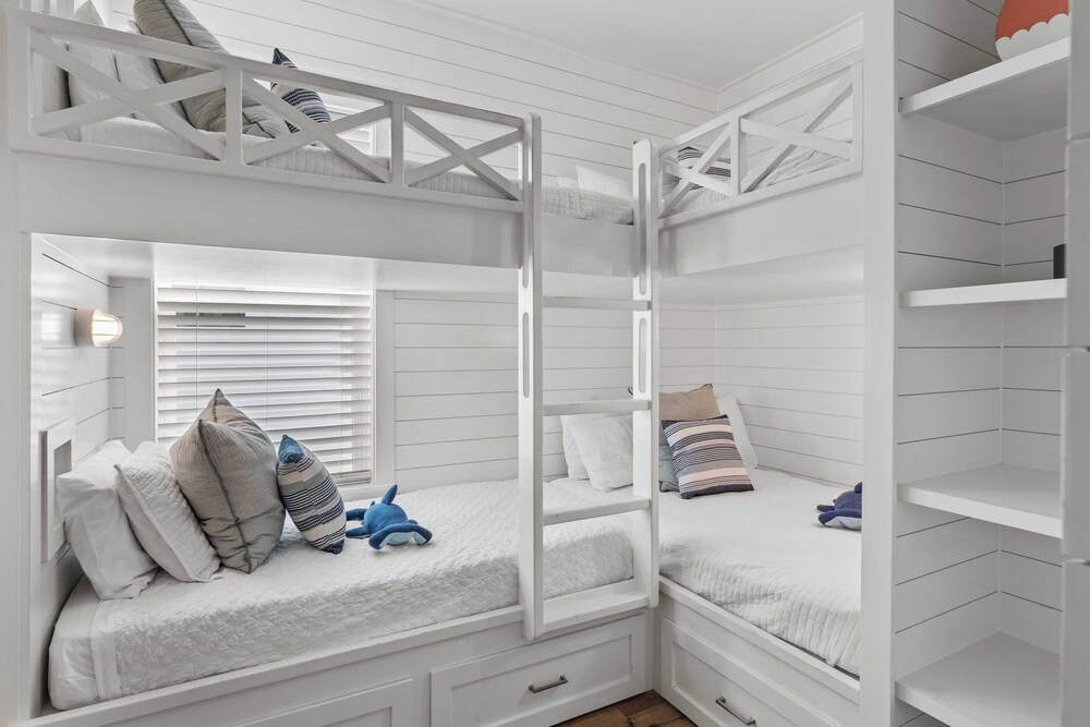 Priv Heated Pool + Hot Tub, Boat-friendly, Sleeps 16! Good Times by Avantstay