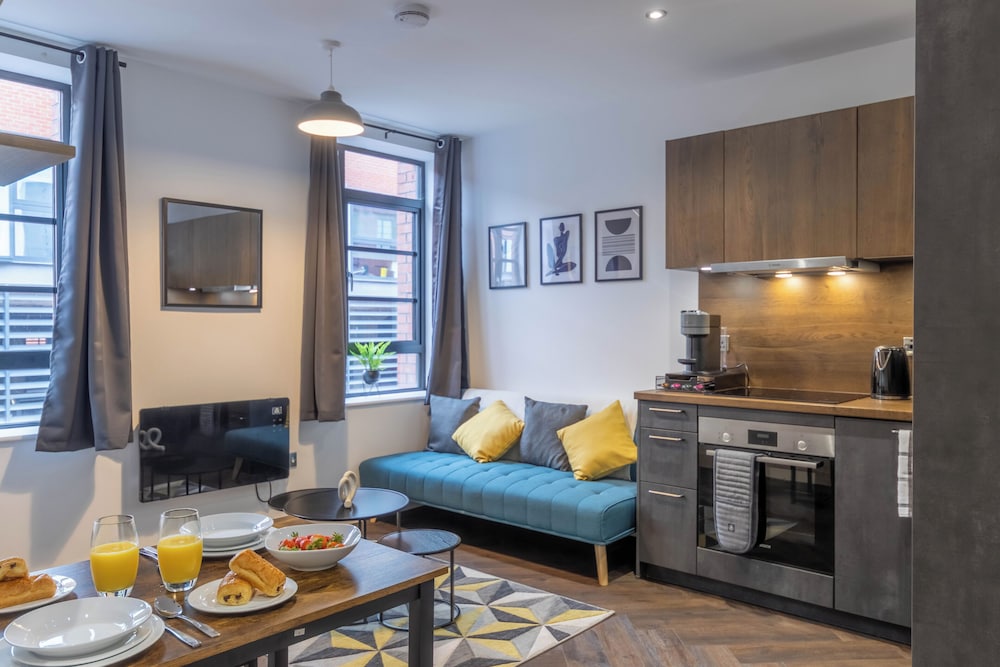 Professionals, City Centre, Parking, Superstore Nearby