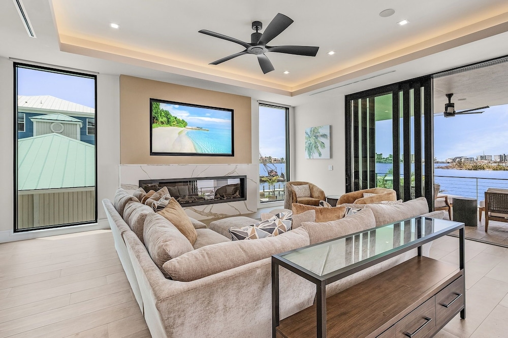 793 Shoreline Estate: 6bd/6br, Luxurious Pool Home On The Water! 6 Bedroom Home