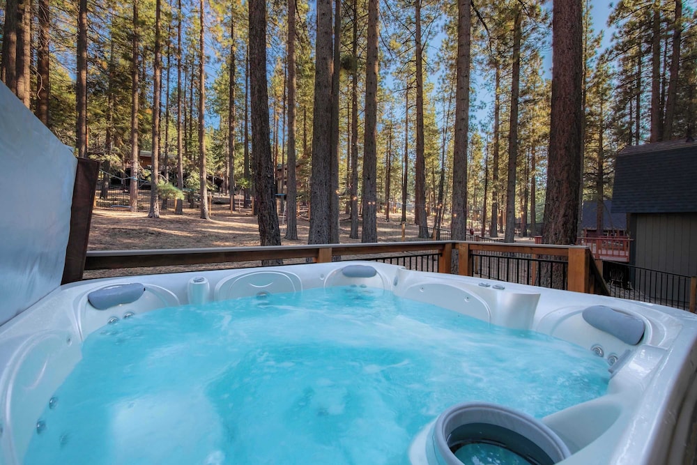 The T-pot Chalet for 12