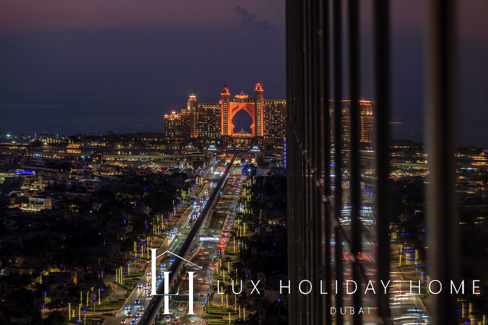 LUX Iconic Views at Palm Tower Studio
