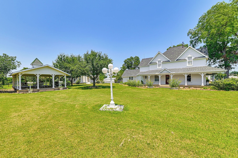 Private Pavilion: Countryside Cottage in Celina!
