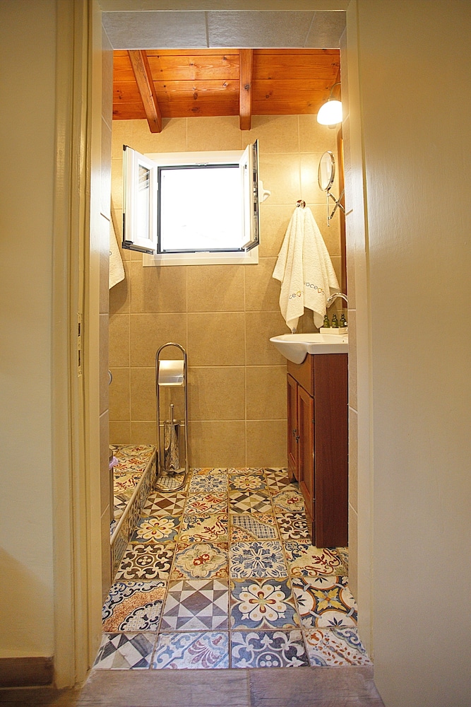 Nonas House en Corfu — bathroom