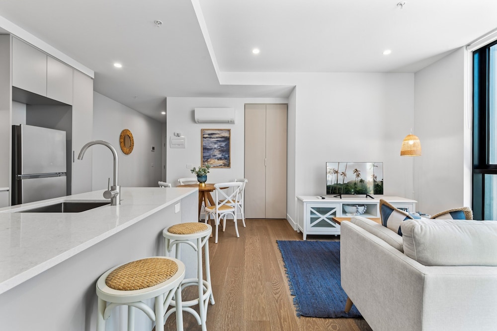 Elegant 1-bed by Shops With Rooftop Swimming Pool