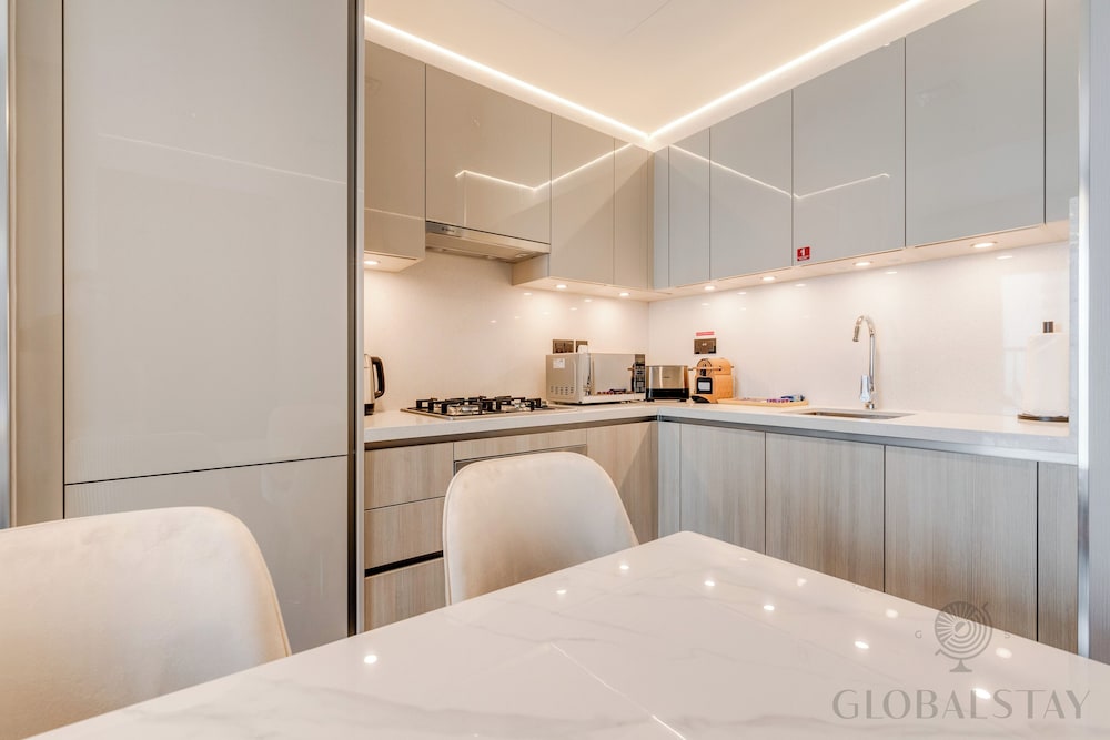 GLOBALSTAY. The Crest Tower C Apartments
