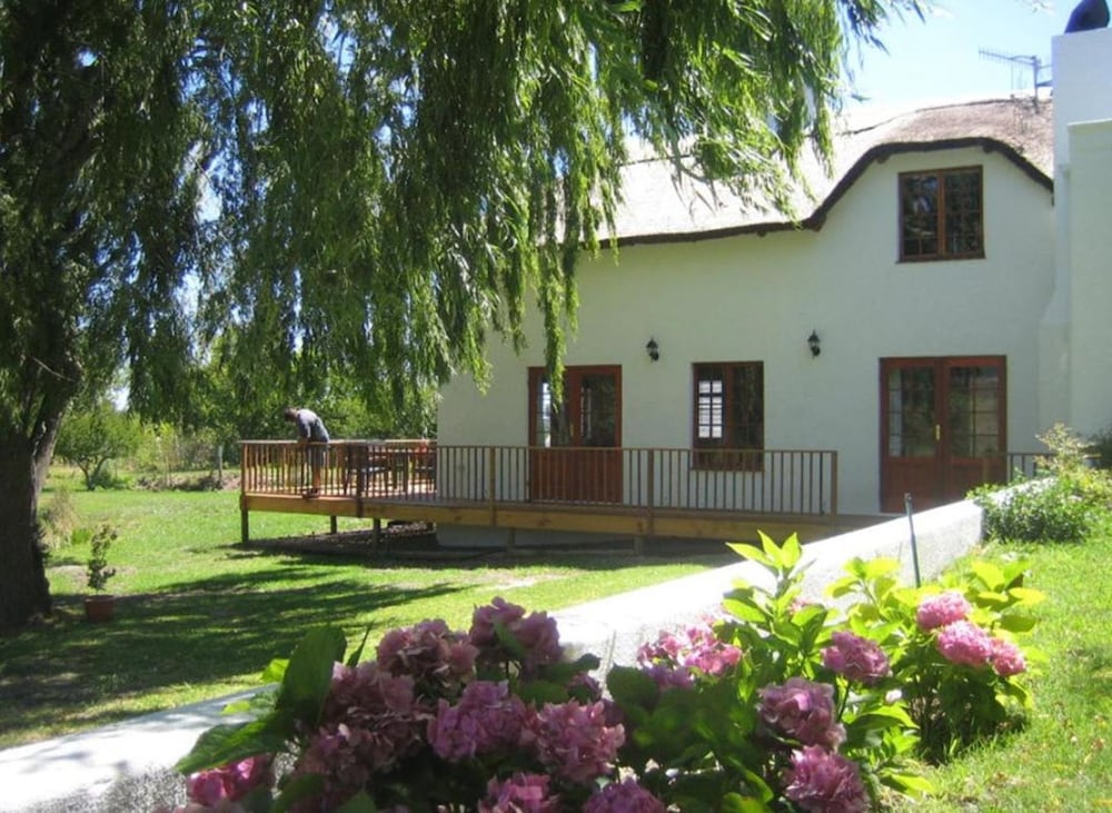 Acara Guest Cottages