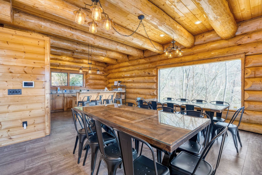 Pinnacle Chalet by Avantstay Luxury Cabin w/ Panoramic Views, Fireplace & Game Room