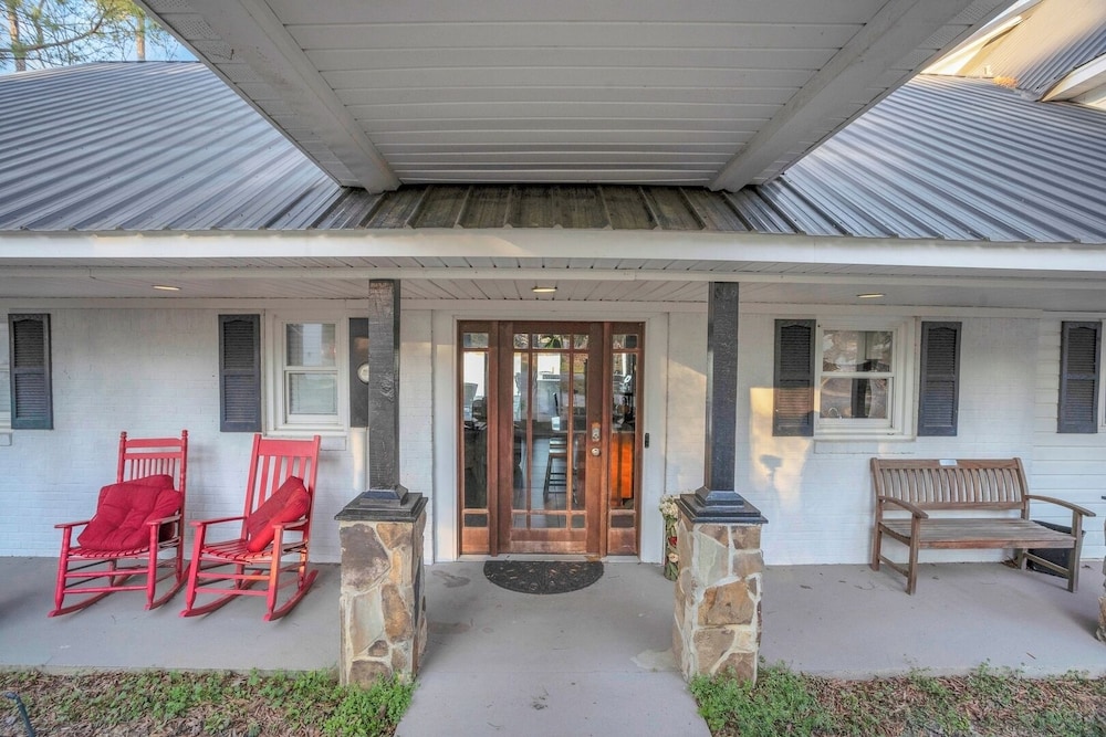 Luxury Lakefront 4br: Jacuzzi, Game Room & Wi-fi