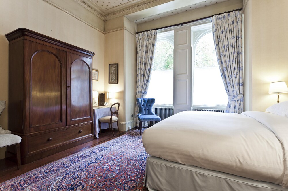 Gledhow Gardens by Onefinestay