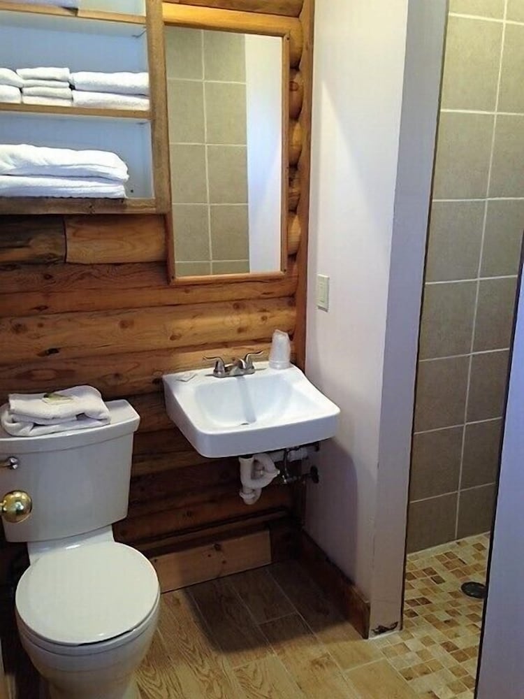 Tenderfoot Cabins & Motel