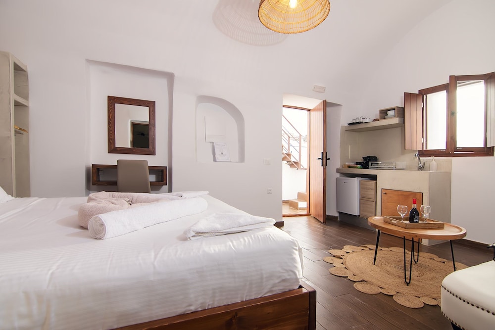 Santorini Rooftop Hot Tub Suite w Panoramic Views photo 5