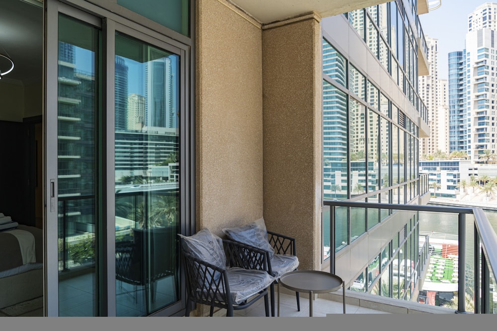 Luxurious Waterfront Stay at Al Majara Dubai Marina